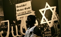 سودانيون يتظاهرون أمام النصب التذكاري لمحرقة اليهود في أوروبا