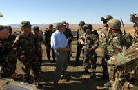  بول وولفوفيتز يتفقد الجنود الامريكيين في العراق	