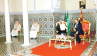 خادم الحرمين الشريفين والملك محمد السادس خلال اجتماعهما أمس في فاس