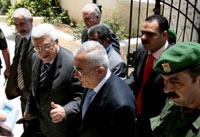 فياض والى يمينه الرئيس عباس قبيل اجتماع لحكومة الطوارئ 4 يوليو