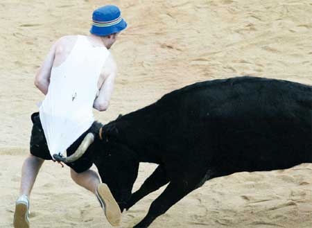 ثور هائج «ينطح « مشجعا متحمسا خلال مهرجان الثيران السنوي في مدينة بامبيلونا الأسبانية 