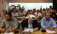 نواب حماس في قاعة المجلس في غزة قبل رفع الجلسة	