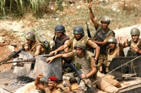 جنود لبنانيون يشيرون بعلامة النصر داخل المخيم 