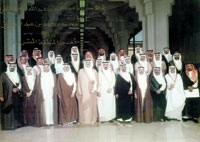الضيف الثالث على يمين الصورة في صورة جماعية مع سمو امير الشرقية وسمو نائبه السابق الامير سعود بن نايف 