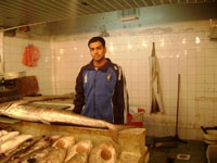 شاب يبيع السمك 