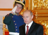 بوتين يدخل إحدى القاعات في الكرملين لاستقبال السفراء