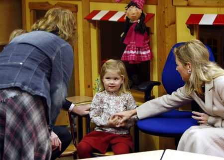 الأميرة ماكسيما وريثة العرش في هولندا تساعد ابنتها الصغيرة الأميرة أماليا خلال اليوم الدراسي الأول لها أمس.
