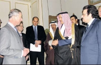 الأمير سلطان بن سلمان والأمير تشارلز يتناقشان حول الاتفاقية 