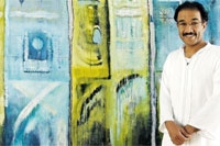  عبد الرحمن السليمان أمام إحدى لوحات معرضه 