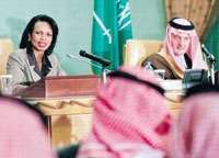 الأمير سعود الفيصل وكوندوليزا رايس خلال مؤتمرهما الصحفي