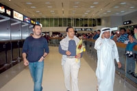محمد عبده وكاظم الساهر خلال قدومه للمشاركة في مهرجان سابق