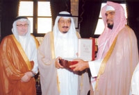 الأمير سلمان بن عبدالعزيز لدى استقباله مدير الشؤون الصحية 