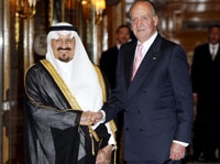 العاهل الأسباني لدى استقباله الأمير سلطان عند مدخل القصر الملكي بمدريد