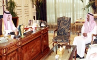 الأمير سلطان بن فهد خلال اجتماعه مع الجوهر 