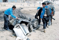بقايا سيارة مفخخة انفجرت في شمال بغداد أمس