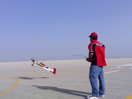 شاب يختبر إقلاع طائرته التي صممها من ابتكاراته ضمن سلسلة اختبارات خضعت لها لإثبات عملها 