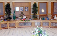  نائب المليك خلال ترؤسه جلسة مجلس الوزراء أمس