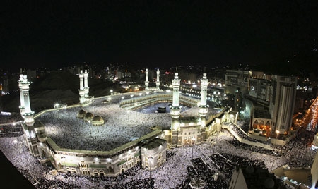 شهد مئات الالاف من المصلين في المسجد الحرام في مكة المكرمة ختم القرآن الكريم في صلاتي التراويح والتهجد.