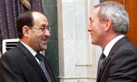 المالكي (يسار) يستقبل وزير الدفاع البريطاني في بغداد أمس 