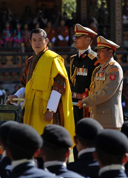  ملك بوتان جيغمي كيسار نامجيل - 28 عاما - يتفقد حرس الشرف بعد الحفلة التي أقيمت له بمناسبة تنصيبه ملكاً ليصبح أصغر ملك بالعالم .	