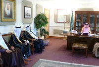 الأمير بدر خلال استقباله أعضاء مجلس إدارة الندوة.