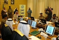 الأمير سعود بن عبدالمحسن لدى ترؤسه اجتماع لجنة الدفاع المدني