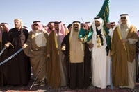 الامير مشعل والامير جلوي بن عبدالعزيز والامير سلطان بن سلمان والسير برانسون يؤدون العرضة السعودية