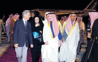 الأمير سطام يستقبل الرئيس فازكيز في المطار.