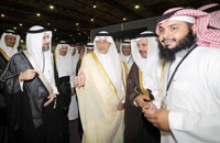 الأمير خالد الفيصل أثناء زيارته جناح «زين السعودية»