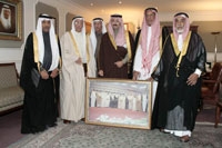 الأمير بدر خلال استقباله أعضاء جمعية المتقاعدين.