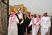 الأمير محمد بن فهد لدى وصوله مقر العزاء