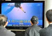 متابعة إطلاق الصاروخ على شاشة عرض في عاصمة كوريا الجنوبية 