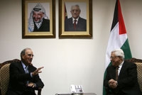 ميتشل يتحدث للرئيس الفلسطيني في رام الله امس 