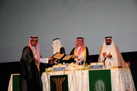  الأمير سطام يسلم محمد الفرج درع التكريم
