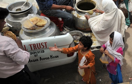 طفلة باكستانية تطلب المساعدة من إحدي النقاط الخيرية لتقديم الطعام للفقراء , ورغم ان الحكومة تعزو الفقر لضعف الاقتصاد يري الناس ان السبب هو توجيه جزء من اموال المساعدات لمحاربة الارهاب. 