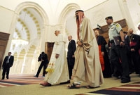 البابا لدى زيارته مسجد الملك الحسين بن طلال في عمان أمس	