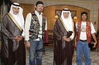 الأمير خالد الفيصل مع الرحالة.