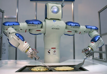 عرض لأداء روبوت لتجهيز الوجبات في المطاعم وذلك خلال معرض اليابان الدولي لمعدات وتكنولوجيا الطعام ( فوام ) الذي افتتح في طوكيو امس .