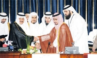 الأمير نايف بن عبد العزيز يهدي الاتصلات درع التكريم 