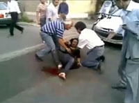 إسعاف فتاة أصيبت خلال التظاهرات التي عمت شوارع طهران .	