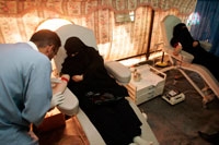 يمنيات يتبرعن بالدم في صنعاء لضحايا الحرب