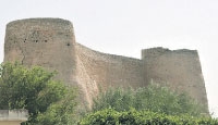 تصدعات تضرب «أبراج» قلعة تاروت وتمحو «تراث» 1000 عام