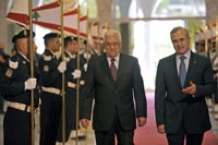 الرئيس اللبناني في استقبال نظيره الفلسطيني لدى وصوله بيروت أمس EPA