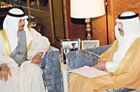 رئيس وزراء مملكة البحرين خلال استقباله السفير السعودي 