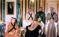 الأمير محمد في لقطة خاصة مع والده الملك فهد يرحمه الله