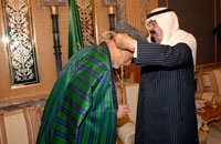  خادم الحرمين الشريفين يقلد الرئيس الأفغاني قلادة الملك عبدالعزيز