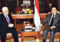 الرئيس المصري اثناء استقباله نظيره الفلسطيني امس 