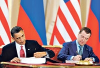 مدفيديف وأوباما يوقعان «ستارت 2» في محاولة لإعادة الثقة في سياسة نزع الأسلحة النووية 