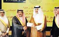 الأمير سلطان بن سلمان يتسلم الشيك 
