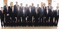  م/ محمد الماضي في صورة جماعية لبعض المشاركين مع نائب الرئيس الصيني